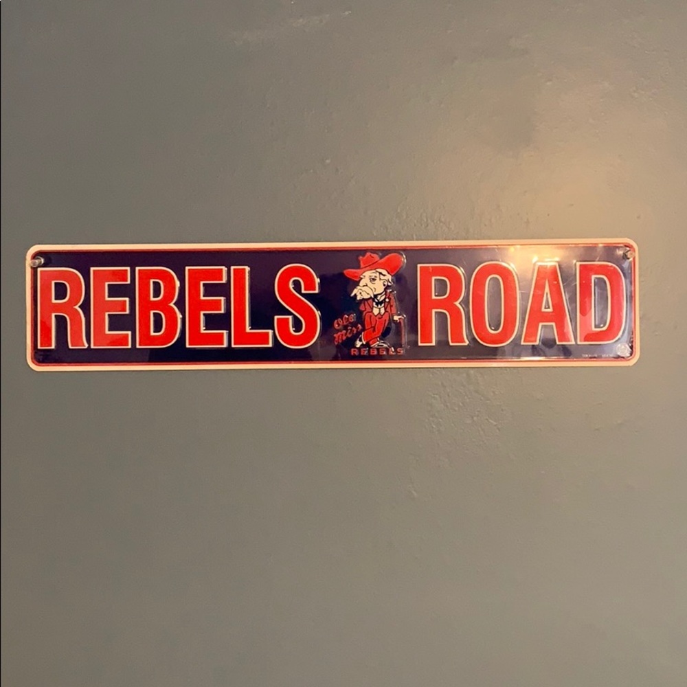 Ole Miss Rebels Sign